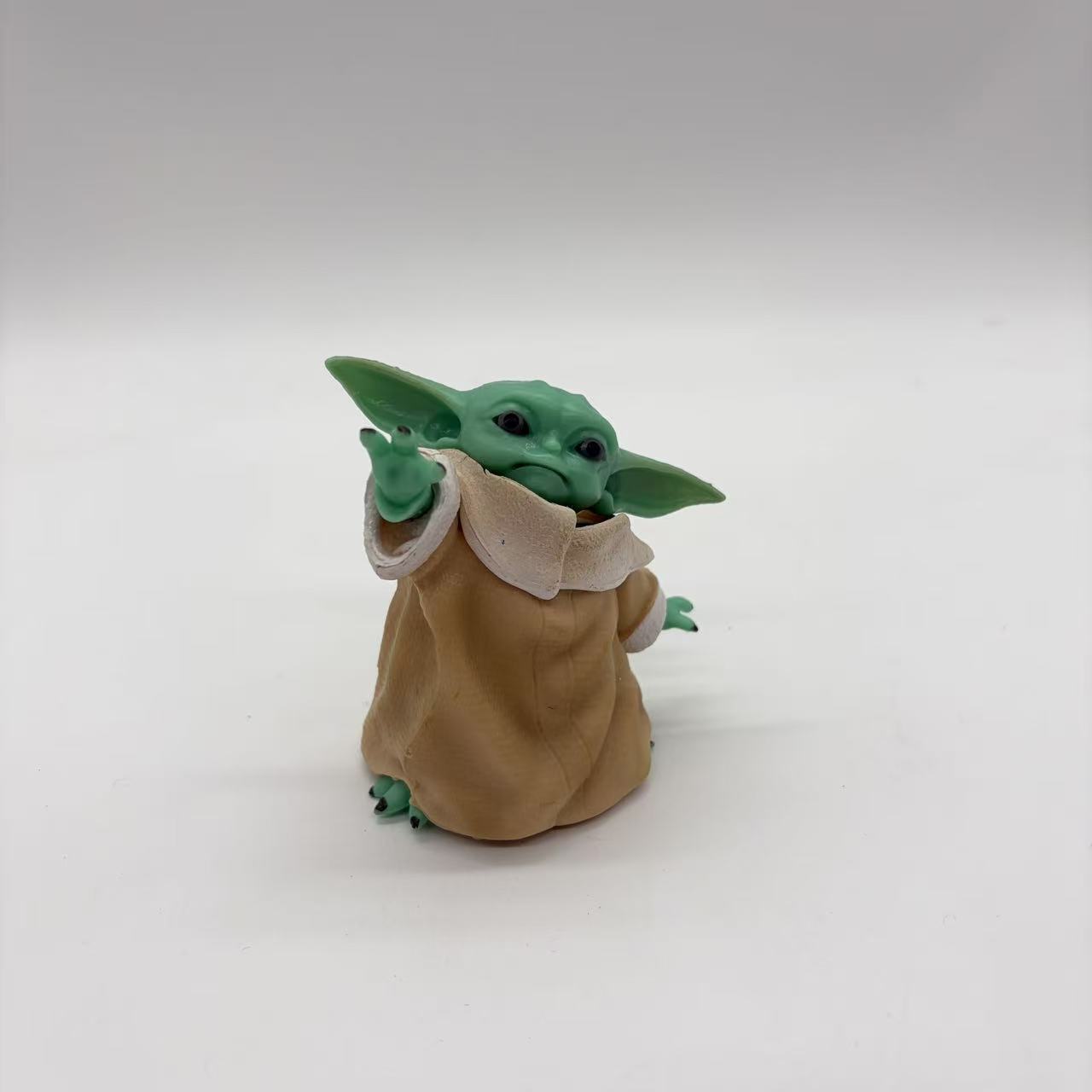 Statue du petit bébé YODA mand - Baby Yoda Products avis et prix
